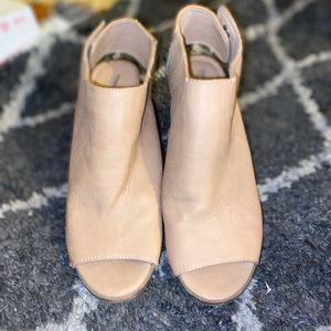 Heeled tan booties